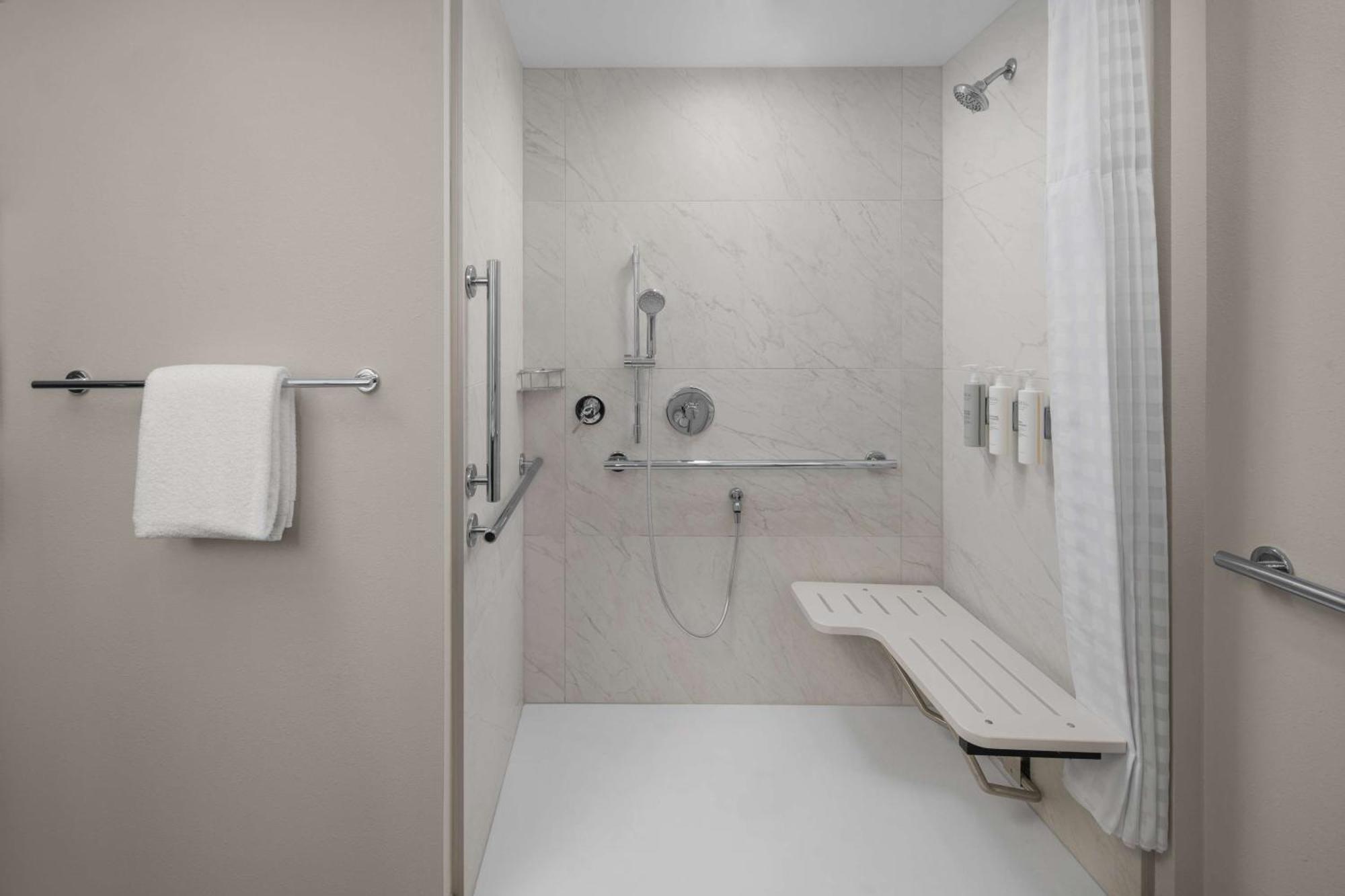 Embassy Suites By Hilton Madison Downtown Екстериор снимка