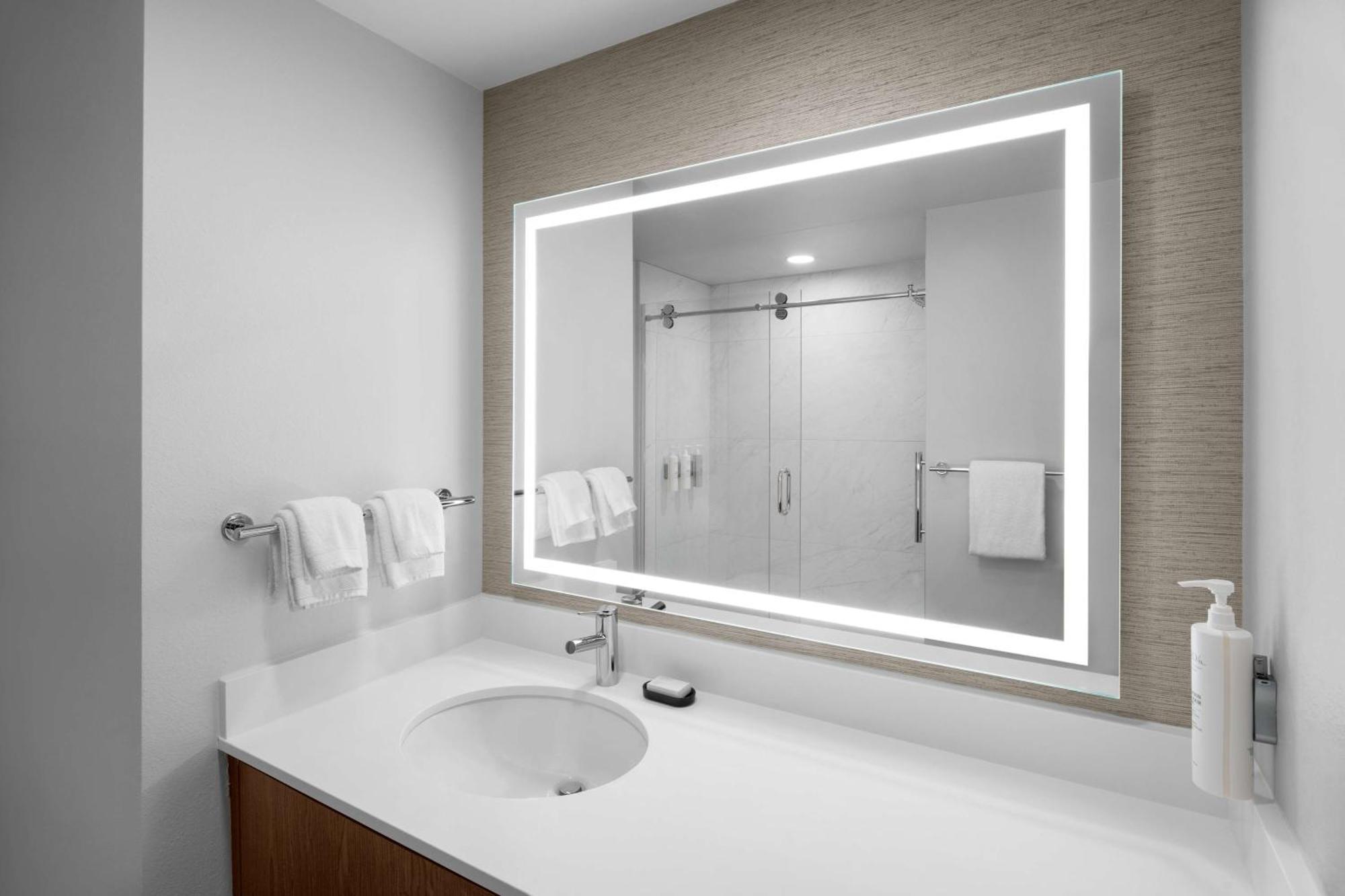 Embassy Suites By Hilton Madison Downtown Екстериор снимка